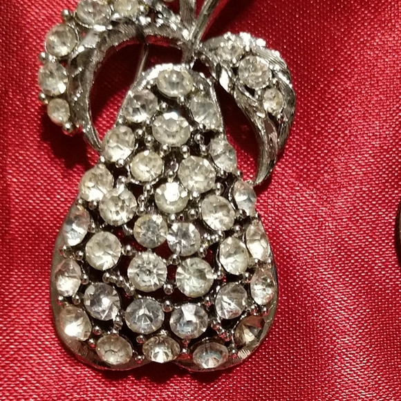 Vintage Estate Pear Brooch in Clear Rhinestones with Leaves 2" x 1" Beautiful. - Picture 8 of 8
